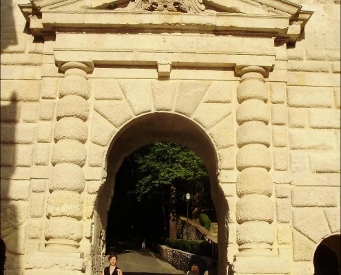 Puerta de las Granadas en la cuesta de Gomerez Acceso peatonal a la Alhambra: el mejor modo de llegar al monumento