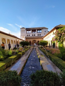 Patio de la Acequia y al Fondo la Fachada de la Sala Regia Patio de la Acequia y al Fondo la Fachada de la Sala Regia en el Palacio del Generalife