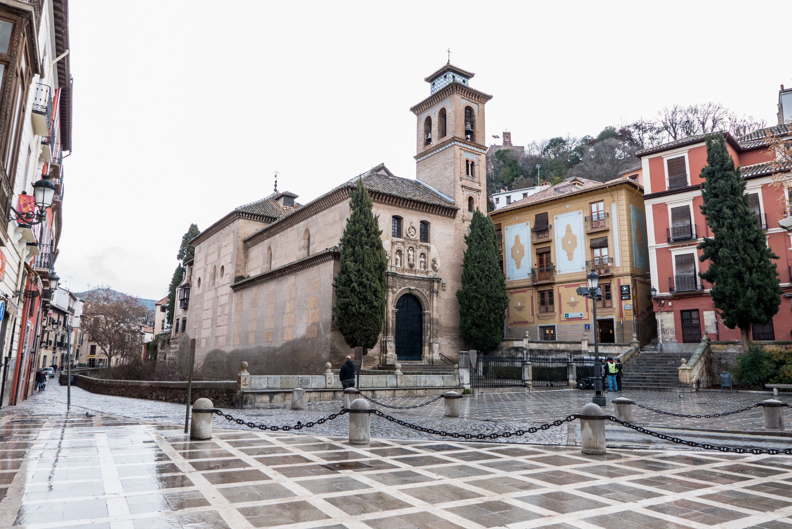 Plaza Nueva, la Iglesia de Santa Ana junto a la oficina de información turística