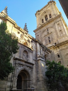 Puerta de San Jerónimo y la Torre de la Catedral de Granada.