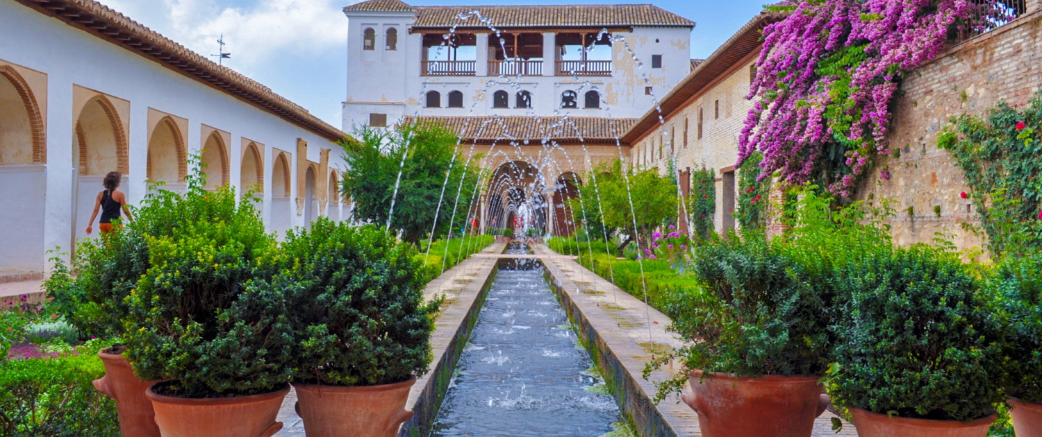 guía Alhambra,Patio de la Acequia y al Fondo la Fachada de la Sala Regia
