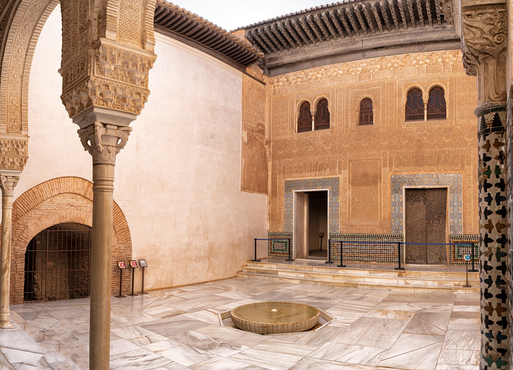 La Alhambra, Patio del Mexuar o Patio Dorado